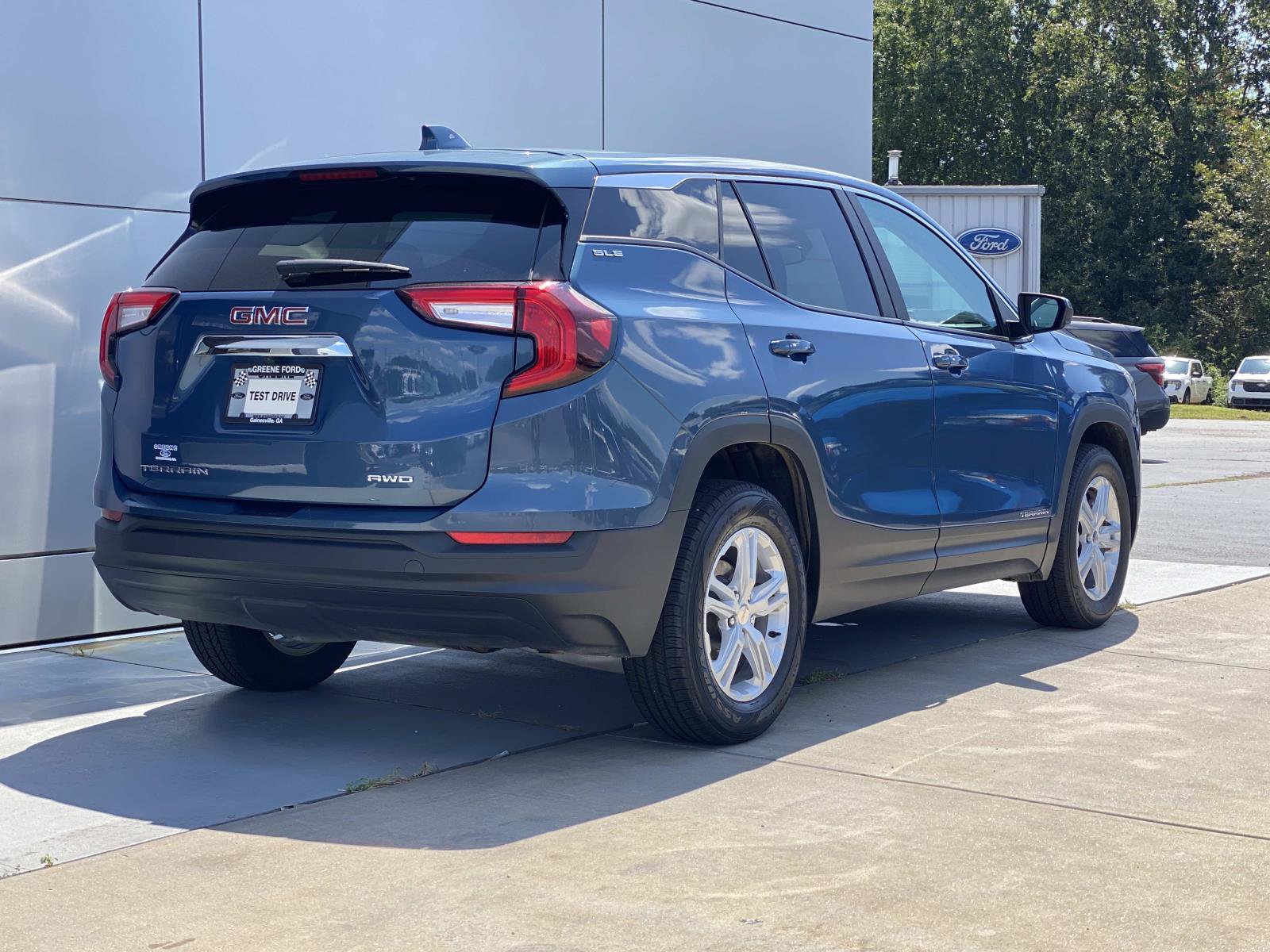 Used 2024 GMC Terrain SLE AWD/4WD image 4