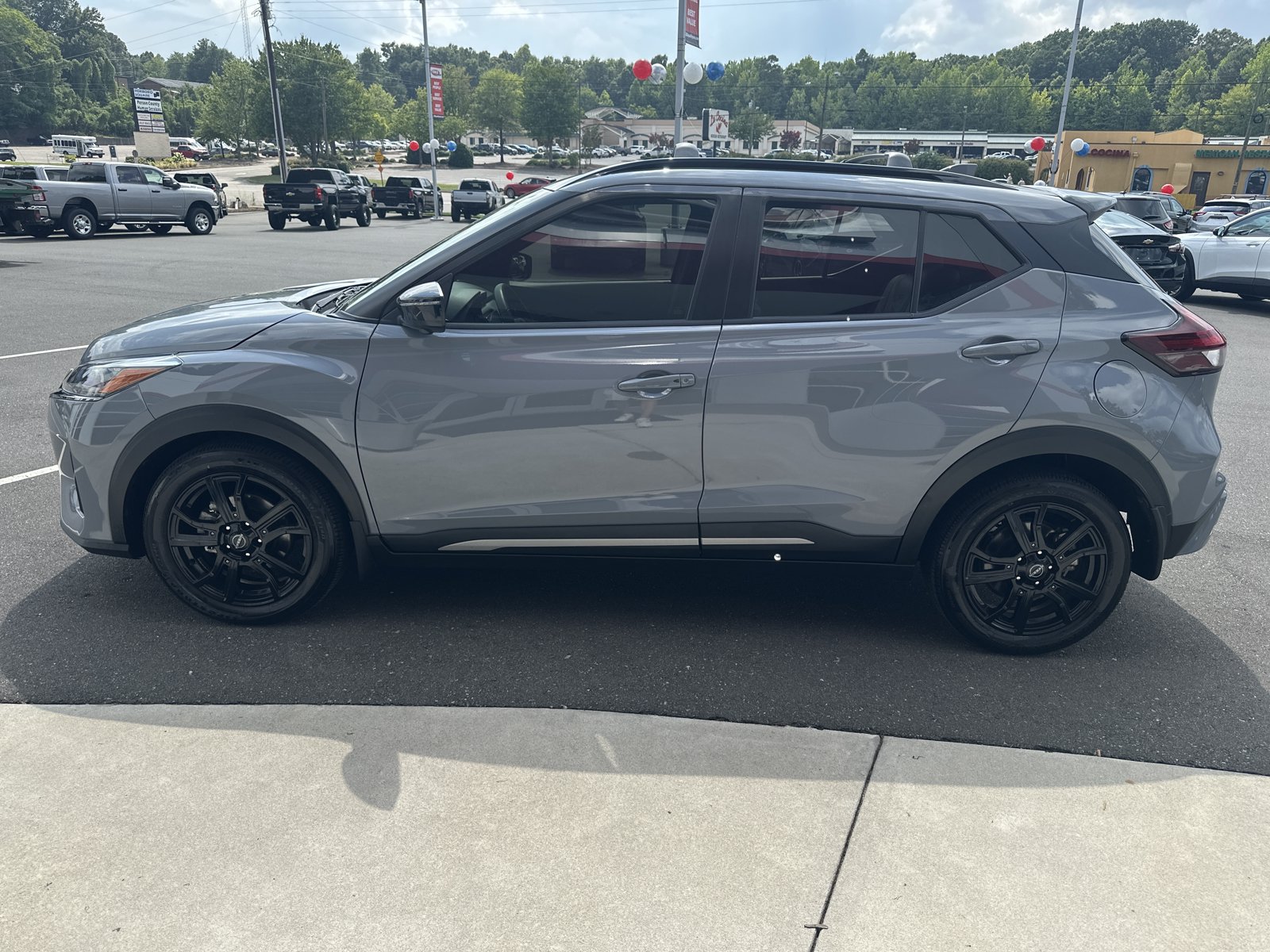 Used 2024 Nissan Kicks SR w/ SR Premium Package FWD image 5