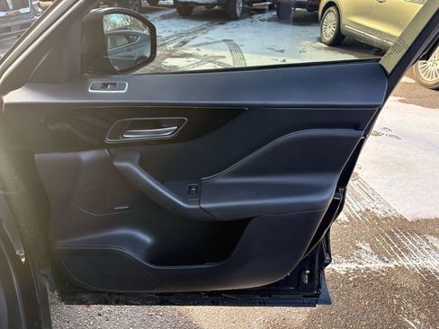 Used 2020 Jaguar F-PACE Premium image 32