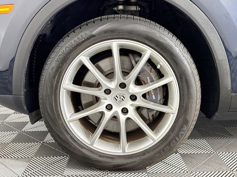Used 2021 Porsche Cayenne w/ Driver Memory Package image 36