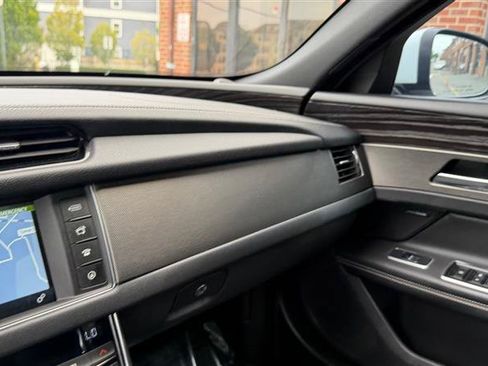 Used 2016 Jaguar XF S RWD image 39