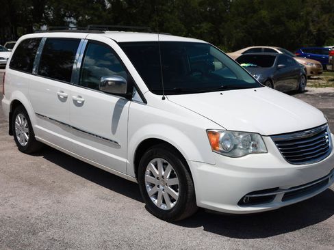 Used 2013 Chrysler Town & Country Touring FWD image 15