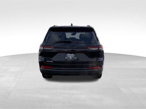 Used 2024 Jeep Grand Cherokee Altitude image 7