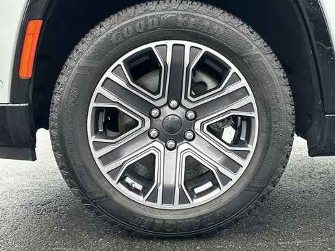 Used 2024 Jeep Wagoneer Series II AWD/4WD image 17