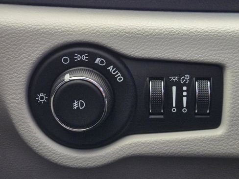 Used 2018 Chrysler Pacifica Limited w/ Tire & Wheel Group image 23