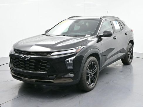 Used 2025 Chevrolet Trax ACTIV w/ Sunroof Package FWD image 3