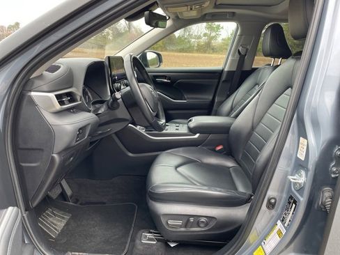 Used 2023 Toyota Highlander L image 11