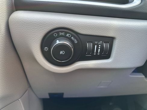 Used 2023 Chrysler Pacifica Touring-L image 31