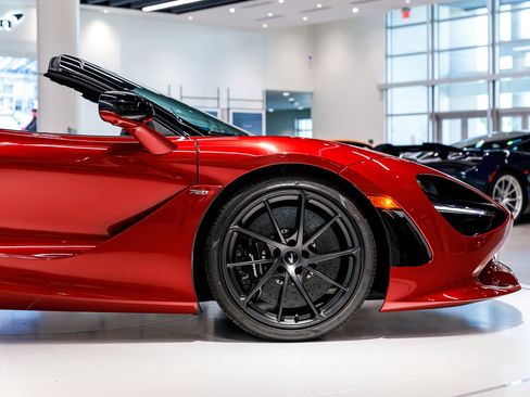 Used 2027 McLaren 750S Spider RWD image 35