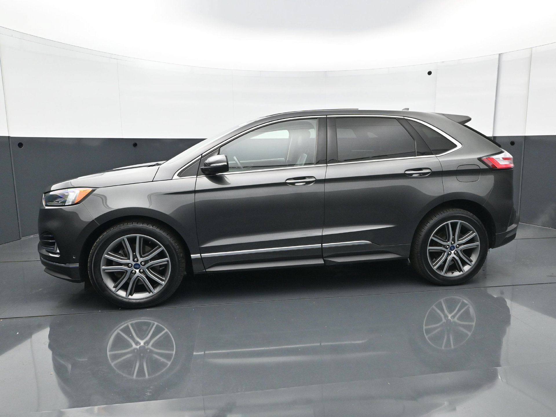 Used 2019 Ford Edge Titanium w/ Equipment Group 301A AWD/4WD image 3