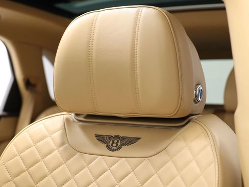 Used 2018 Bentley Bentayga AWD/4WD image 19