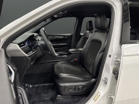 Used 2023 Jeep Grand Cherokee Altitude image 4