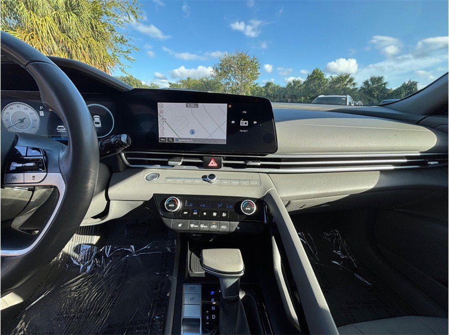 Used 2025 Hyundai Elantra SEL FWD image 11