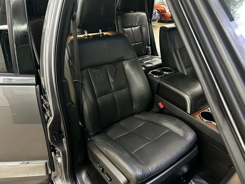 Used 2011 Lincoln Navigator 2WD image 10