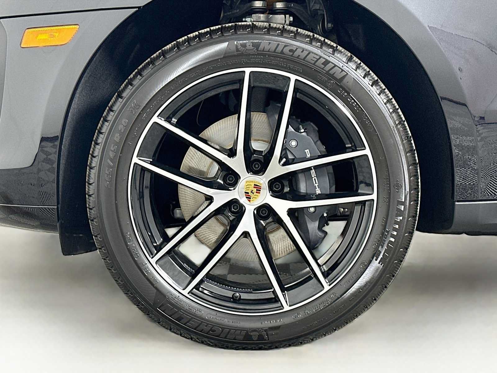 Certified 2025 Porsche Macan AWD/4WD image 32