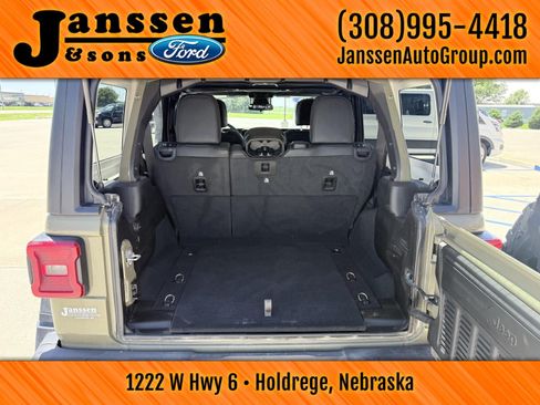 Used 2025 Jeep Wrangler Unlimited Rubicon w/ Convenience Group AWD/4WD image 13