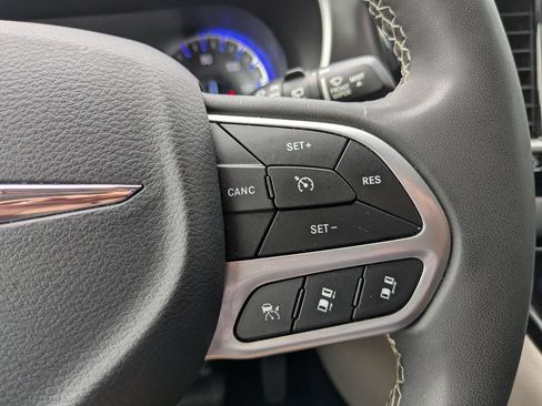 Used 2023 Chrysler Pacifica Touring-L FWD image 26