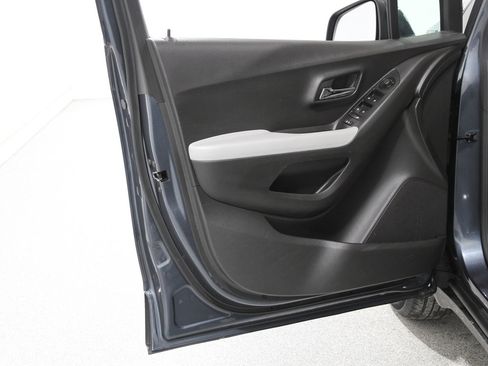 Certified 2022 Chevrolet Trax LT w/ LT Convenience Package image 4