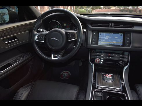 Used 2016 Jaguar XF S image 28