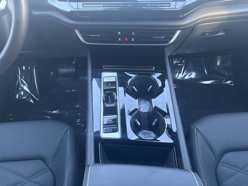 Used 2024 Volkswagen Atlas Cross Sport SE image 22