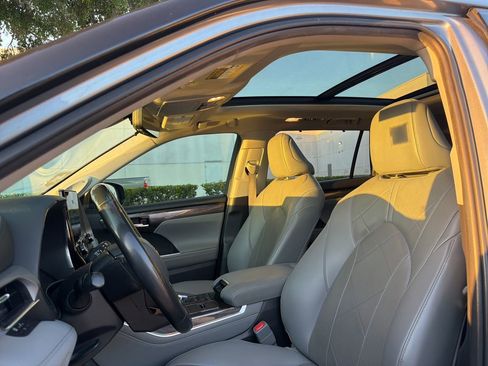 Used 2021 Toyota Highlander Platinum FWD image 7