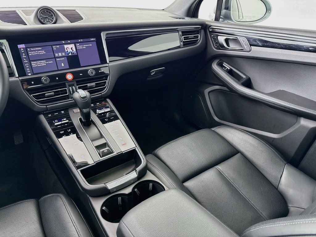 Certified 2025 Porsche Macan AWD/4WD image 26