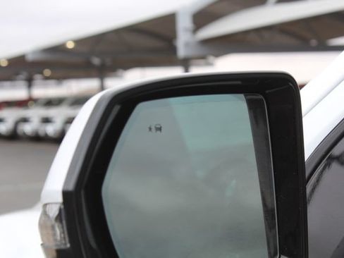 Used 2022 Chevrolet Tahoe LT w/ Luxury Package AWD/4WD image 15