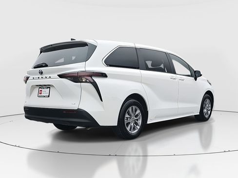Certified 2025 Toyota Sienna LE image 5