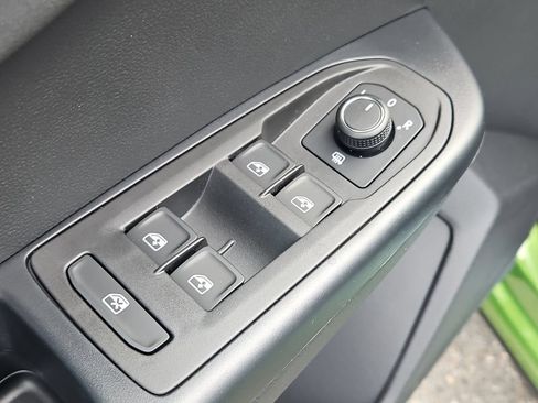 New 2025 Volkswagen Taos SE AWD/4WD image 17
