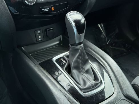 Used 2017 Nissan Rogue SV w/ SV Premium Package image 32