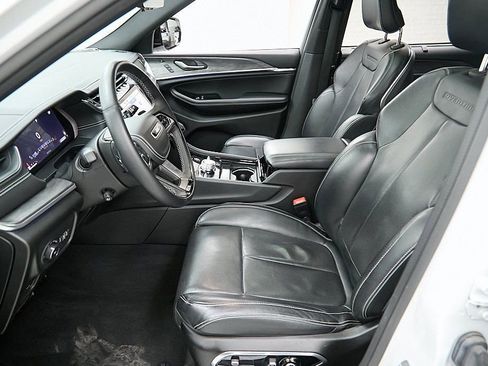 Used 2022 Jeep Grand Cherokee L Overland w/ Advanced Protech Group III image 15