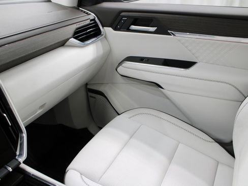 Used 2024 GMC Acadia Denali image 29