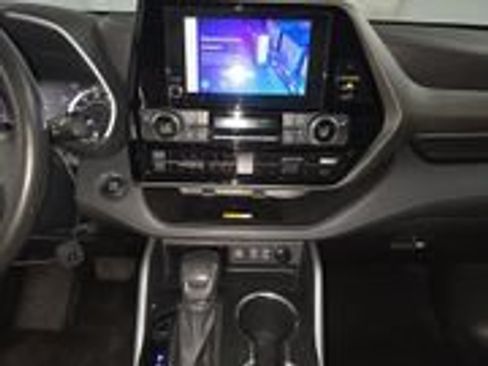 Used 2023 Toyota Highlander FWD image 11
