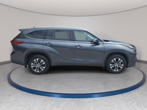 Used 2020 Toyota Highlander XLE AWD/4WD image 4