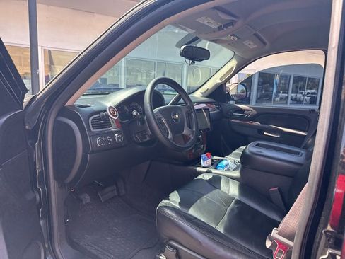 Used 2011 Chevrolet Suburban LT image 2