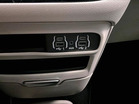Used 2022 Chrysler Voyager LX image 31