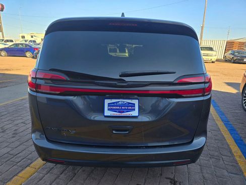 Used 2021 Chrysler Pacifica Touring-L w/ Uconnect Theater Family Group image 4