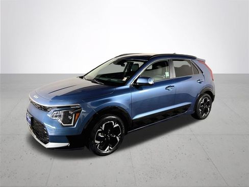 Certified 2023 Kia Niro Wave FWD image 2