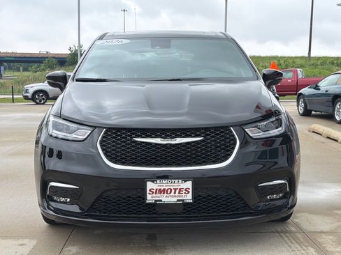 Used 2026 Chrysler Pacifica Limited FWD image 3
