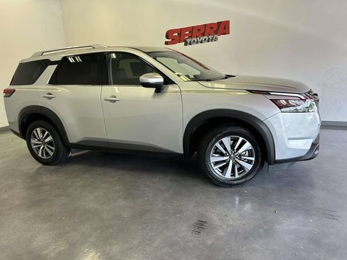 Used 2025 Nissan Pathfinder SL AWD/4WD image 2