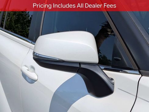 Used 2023 Toyota Highlander XLE AWD/4WD image 13