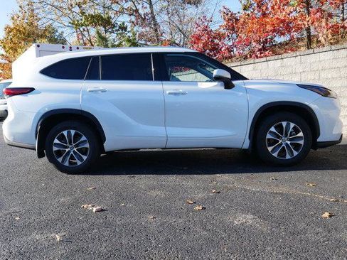Used 2022 Toyota Highlander XLE AWD/4WD image 9