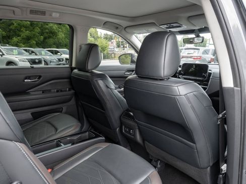 Used 2023 Nissan Pathfinder Platinum AWD/4WD image 31