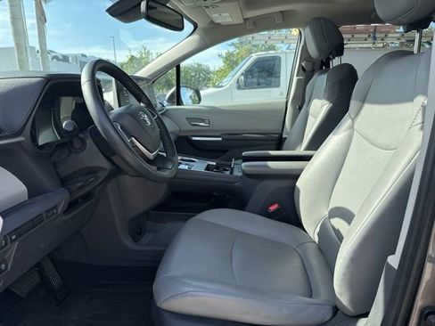 Used 2022 Toyota Sienna XLE image 2