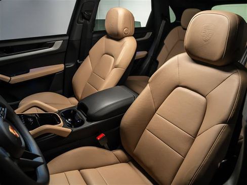Certified 2025 Porsche Cayenne AWD/4WD image 5