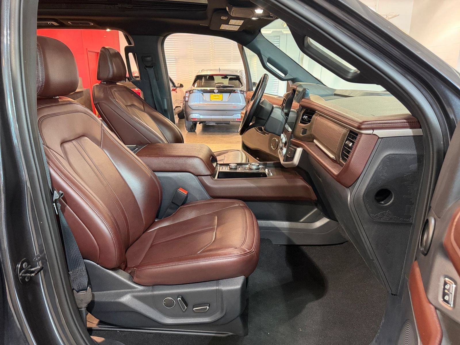 Used 2024 Ford Expedition Limited AWD/4WD image 38