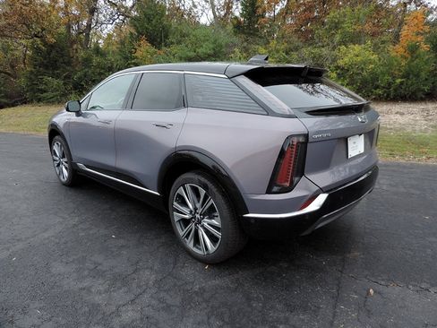 New 2026 Cadillac Optiq Luxury 2 image 7