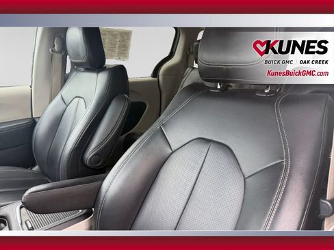 Used 2024 Chrysler Pacifica Touring-L FWD image 22