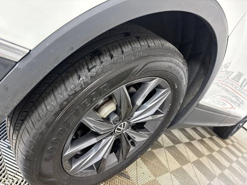 Used 2023 Volkswagen Tiguan SE w/ Panoramic Sunroof Package AWD/4WD image 31