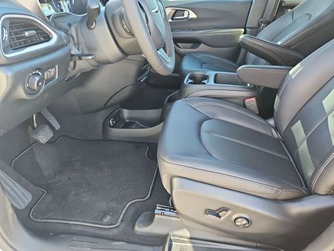 New 2026 Chrysler Pacifica Select image 16